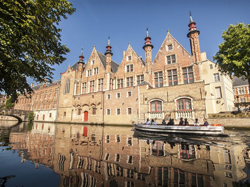 Varen in Brugge tijdens een mooie zomerdag