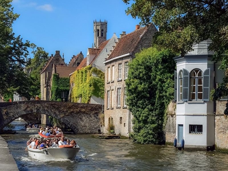 Varen in Brugge tijdens een mooie zomerdag